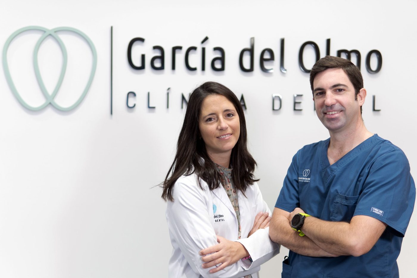 El Dr. José Fernando García del Olmo y María Caño en la clínica