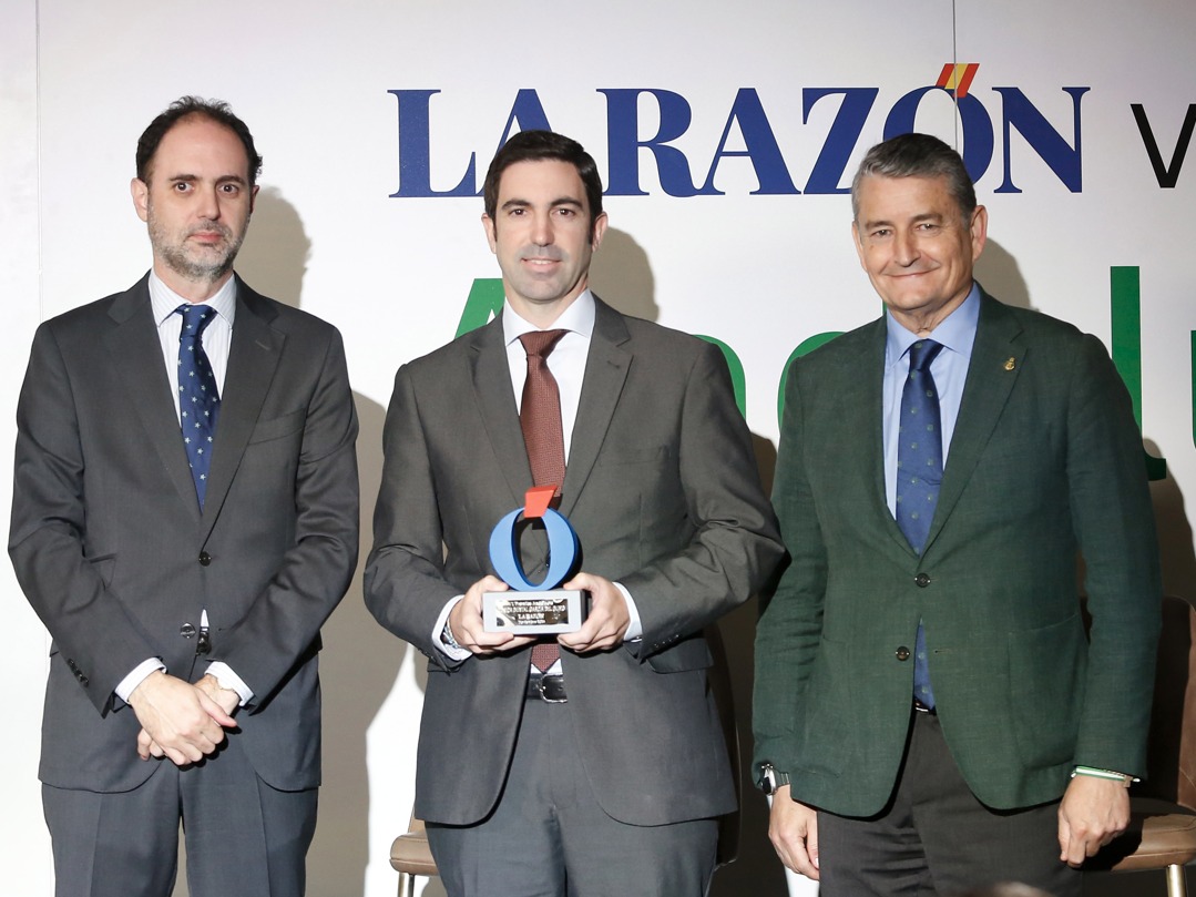 Entrega del premio a Dental García del Olmo en la gala de La Razón Andalucía