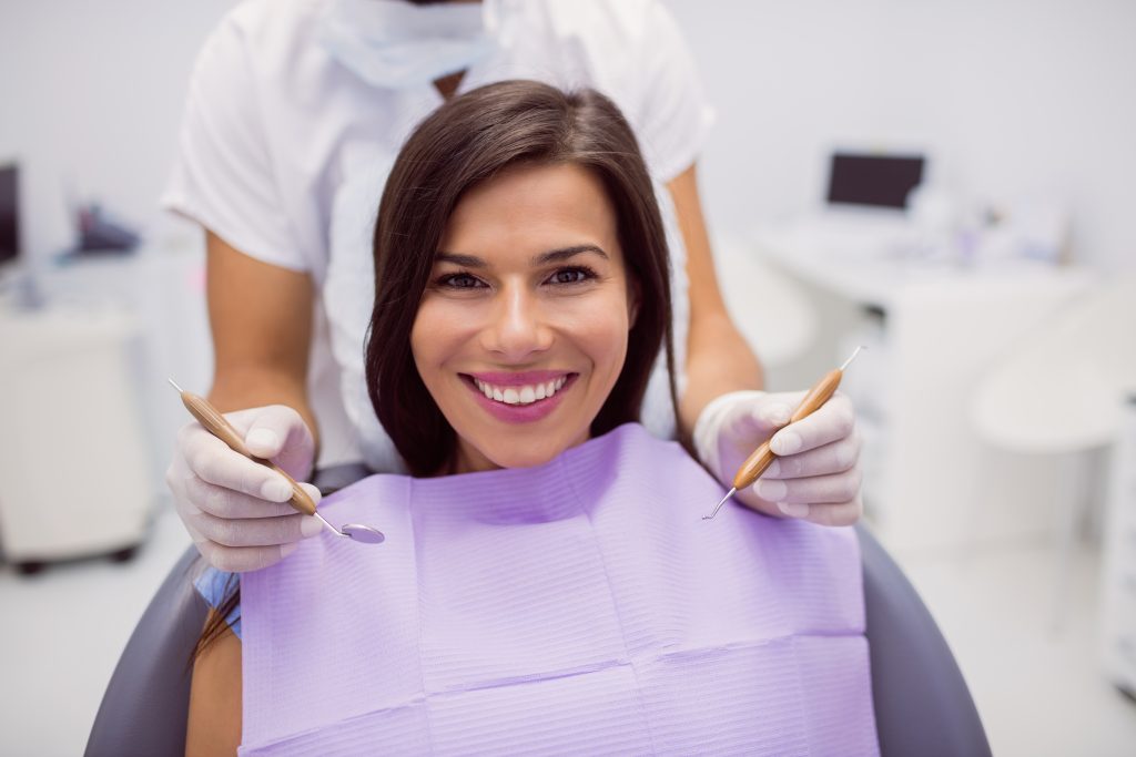 Paciente relajada en el sillón dental